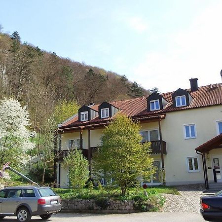 Hotel-Gasthof Zur Krone Riedenburg Exterior photo